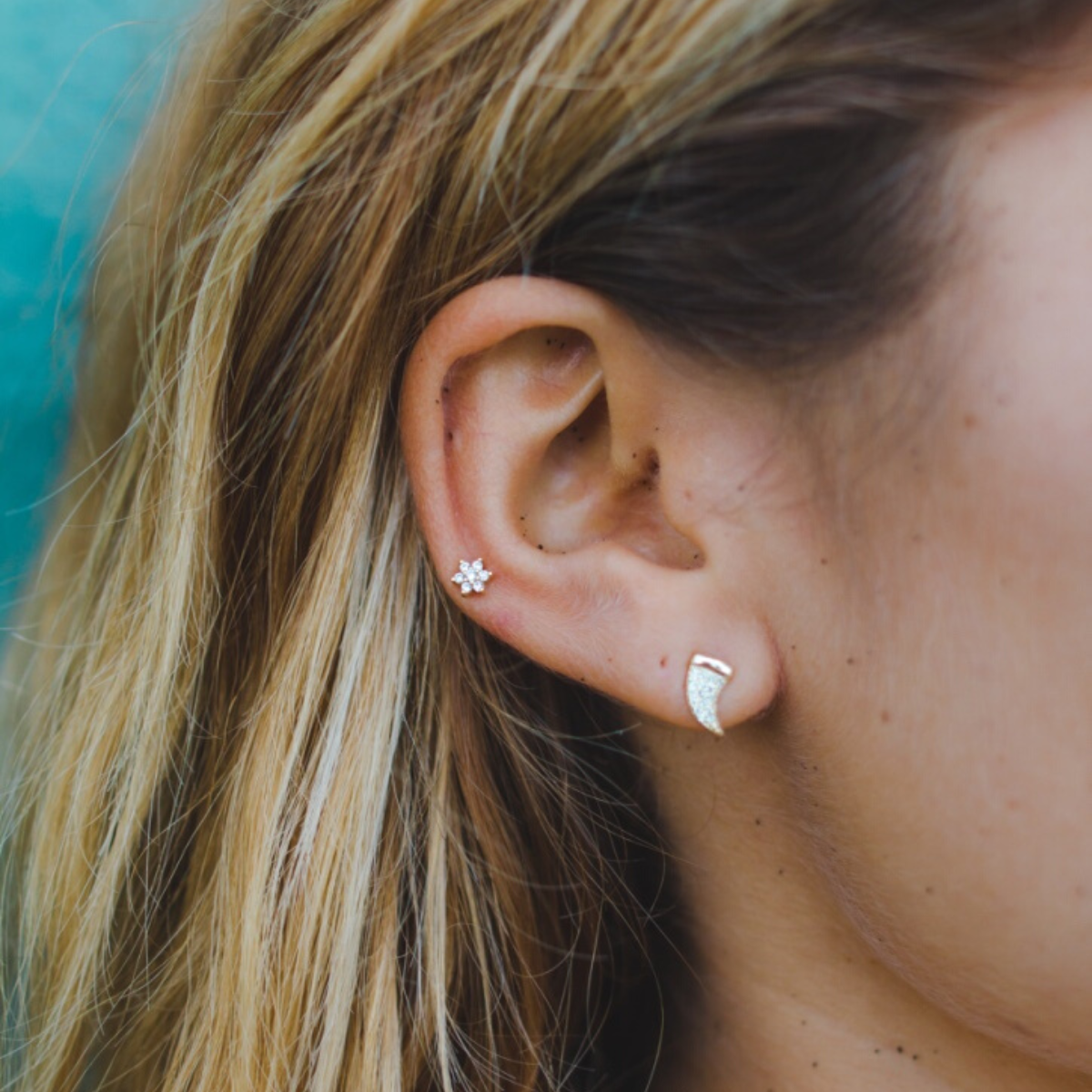 Earring Stud Mini Flower White