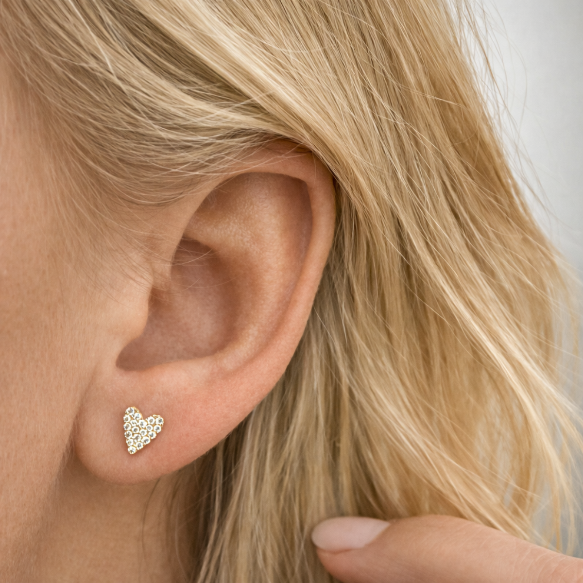Earring Stud Heart Pave